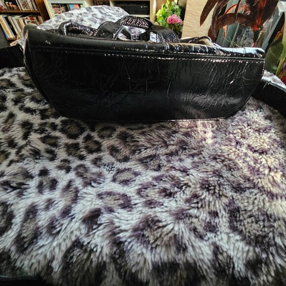 Núnoo | Patent Leather Black Crossbody Bag - Picture 8 of 11